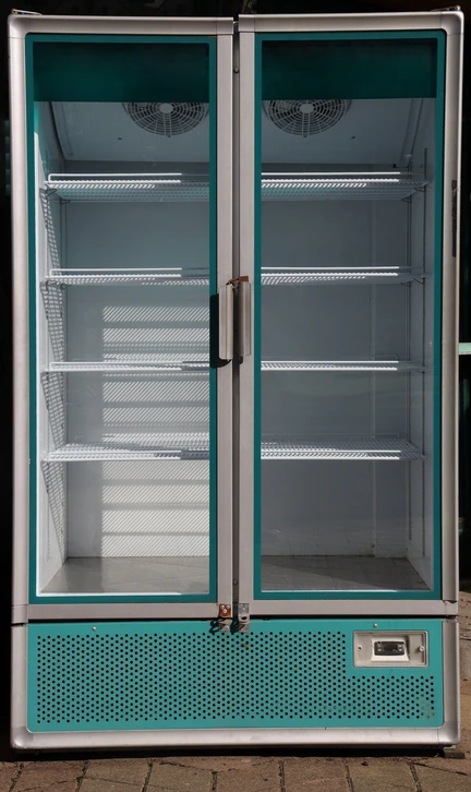 Int&eacute;rieur commercial avec r&eacute;frig&eacute;rateur vitrine professionnel double porte en fonctionnement