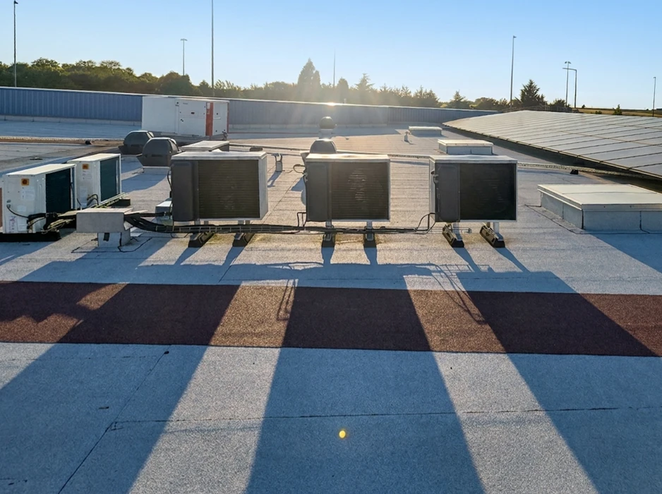 Toiture-terrasse commerciale vue de dessus, en plein air, sans personnage