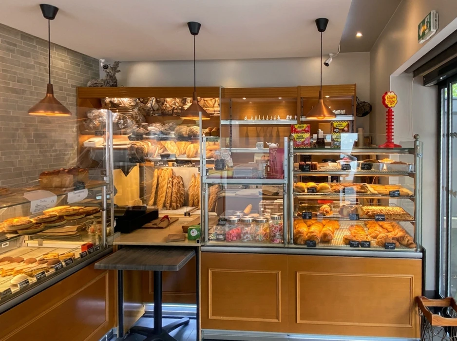 Intérieur d'une boulangerie-pâtisserie française moderne