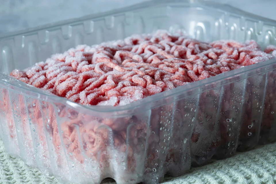 Intérieur de magasin d'alimentation avec vitrine réfrigérée contenant produits frais et emballés