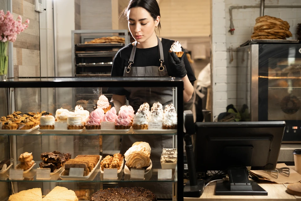 Scène culinaire d'intérieur présentant un assortiment de glaces artisanales et fruits frais disposés sur plan de travail