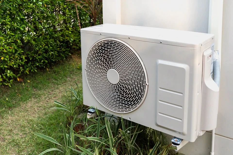 Extérieur résidentiel moderne avec unité de climatisation