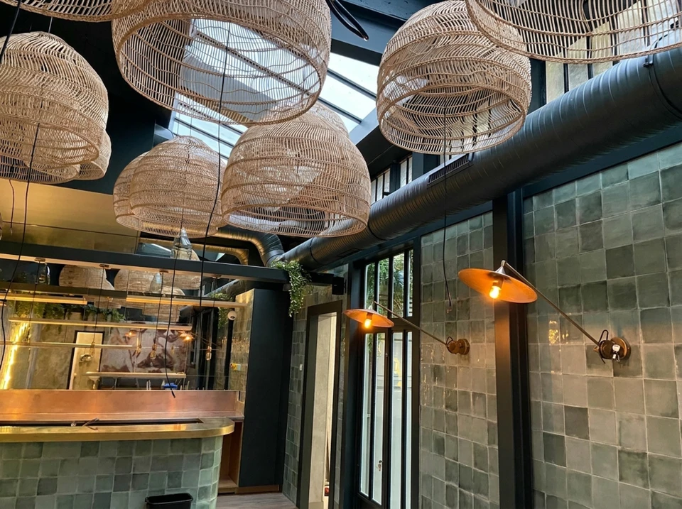 Intérieur commercial avec réfrigérateur vitrine professionnel double porte en fonctionnement