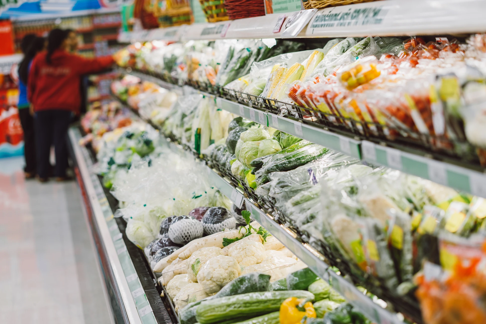 Intérieur de commerce alimentaire avec présentoir réfrigéré contenant des fruits découpés