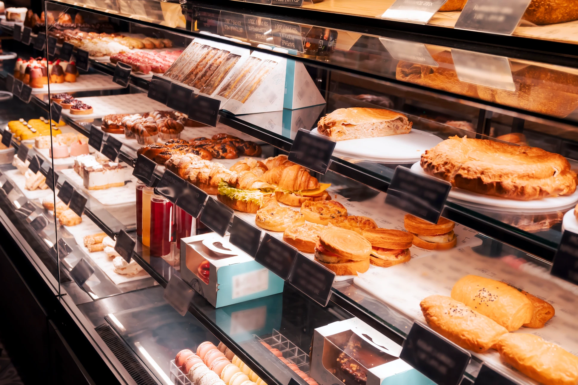 Intérieur de magasin d'alimentation avec vitrine réfrigérée contenant produits frais et emballés